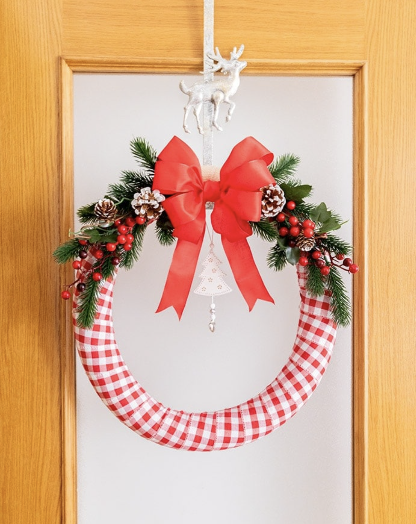 White_and_Red_Christmas_Wreath