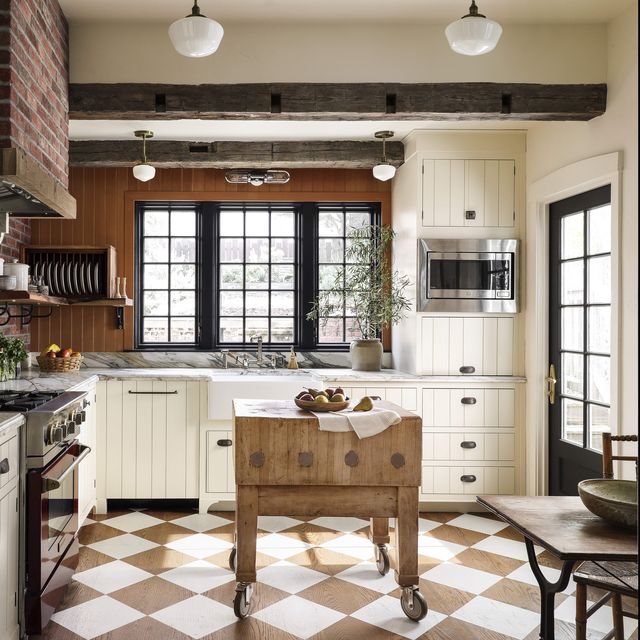 Crowd-Pleasing Country kitchen 