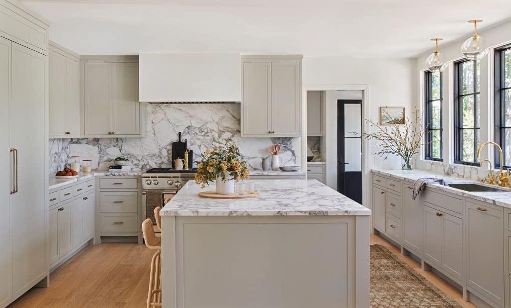 15 White Marble Backsplash Ideas to Transform Your Kitchen - A House in ...