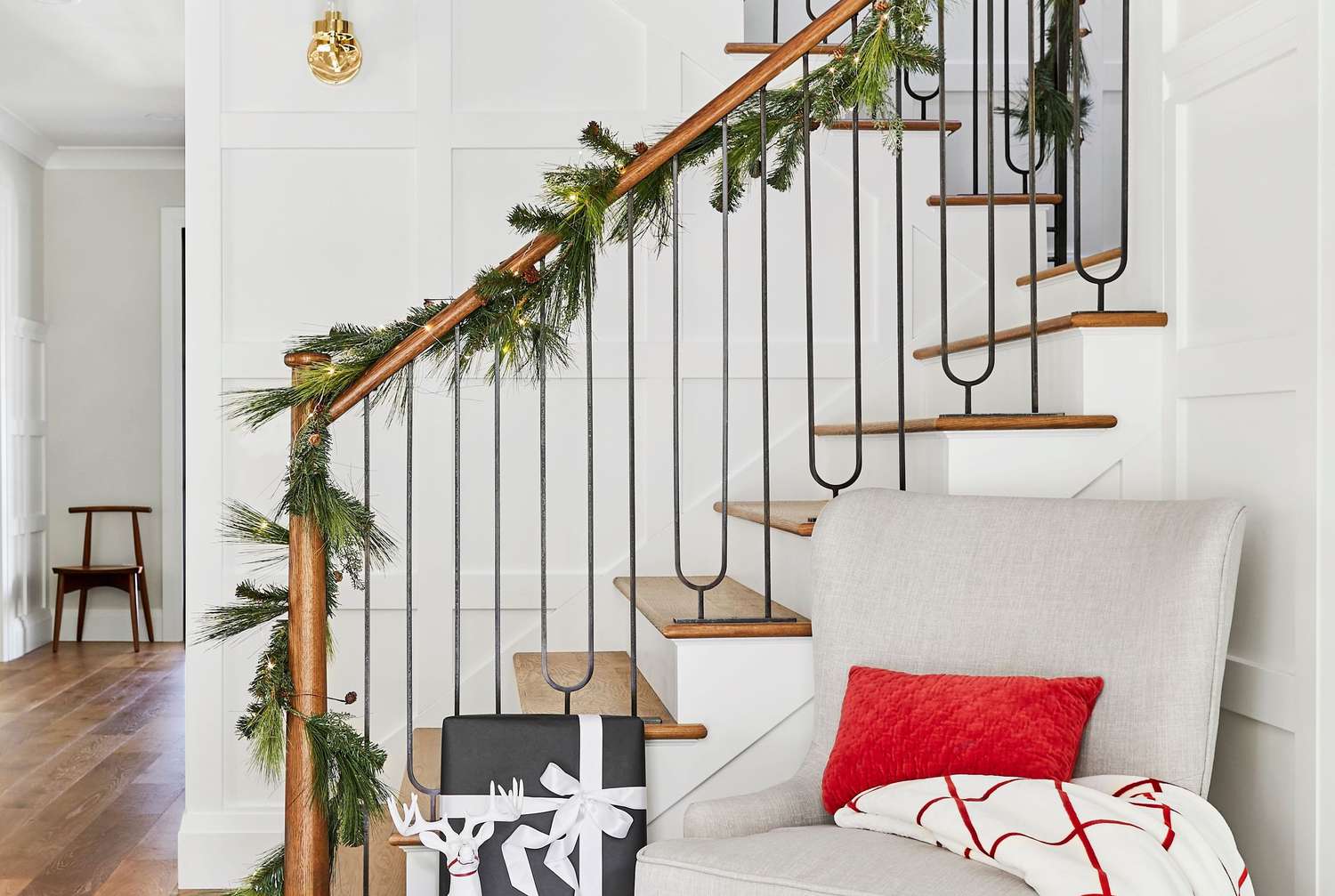 21 Unique Christmas Entryway Decor Ideas to Bring in the Holiday Cheer