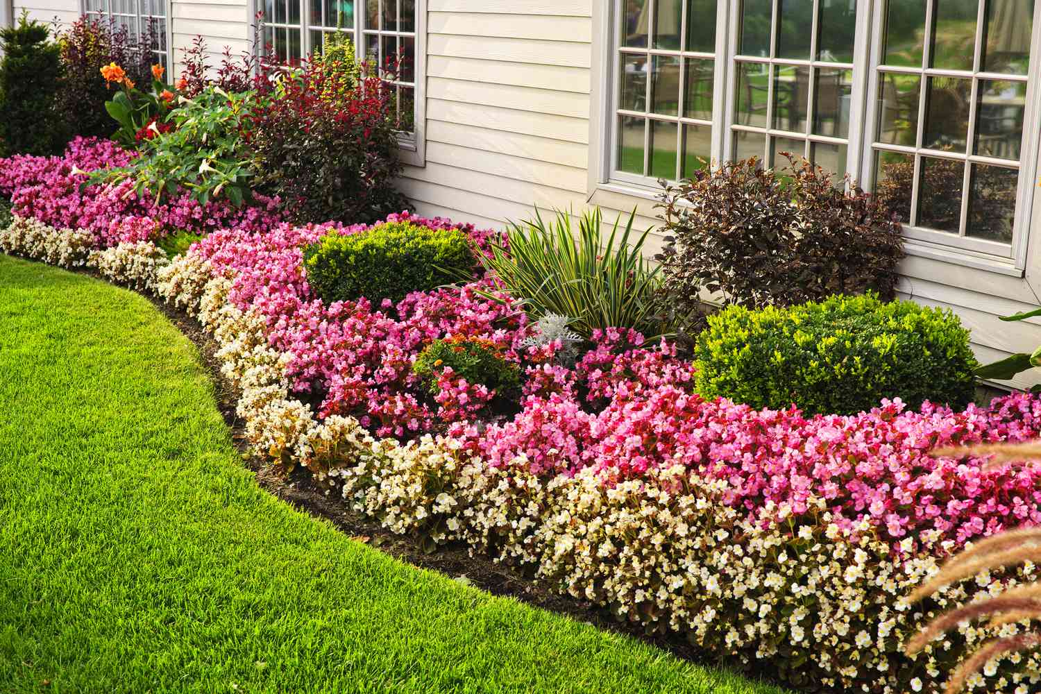 Unique Lawn-Edging Ideas to Totally Transform Your Yard