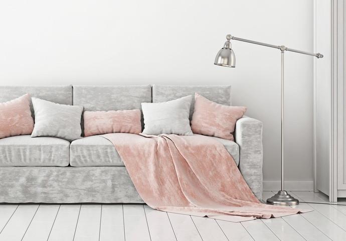 How to choose pillows and throws for a pink couch