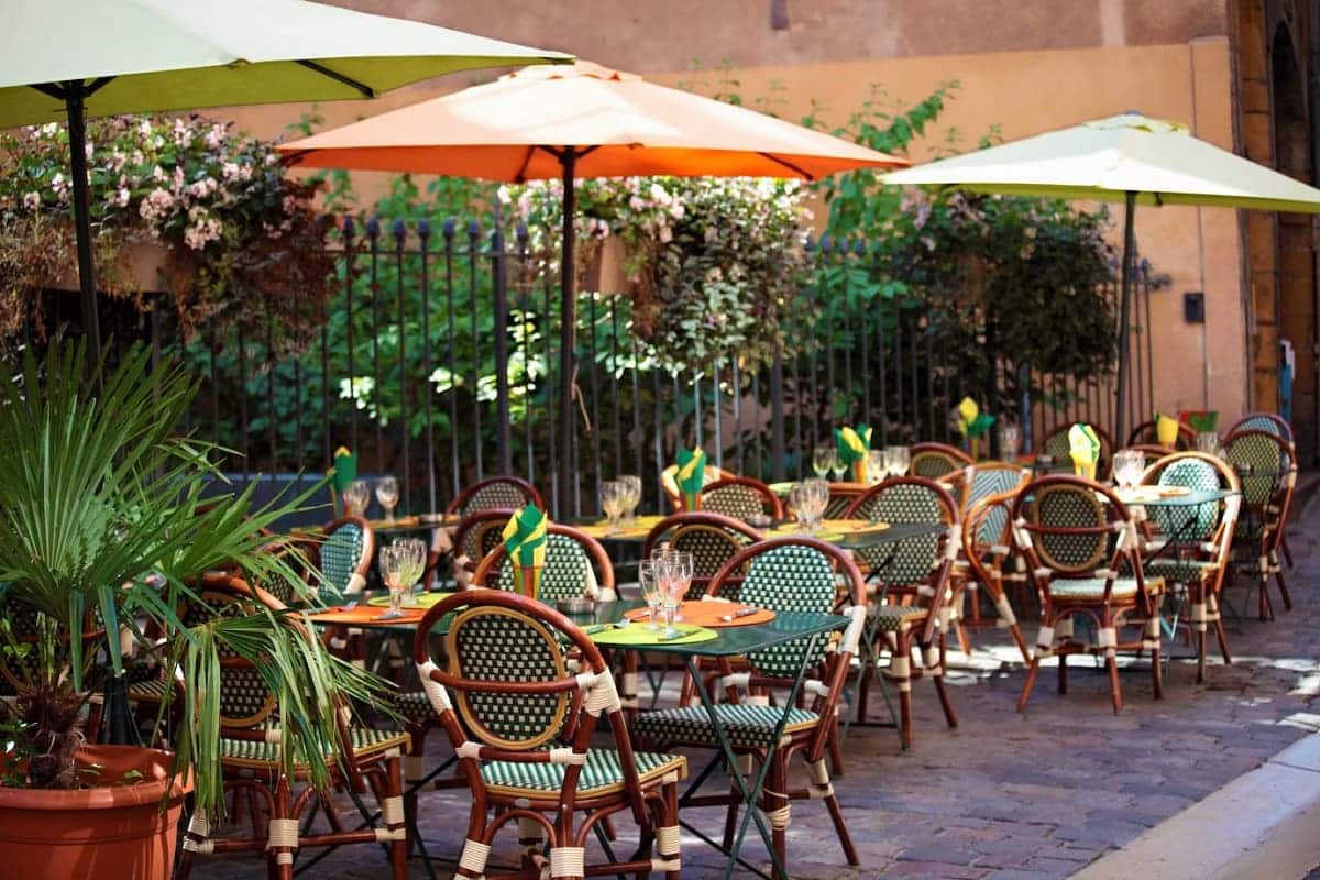 restaurant scene tables chairs