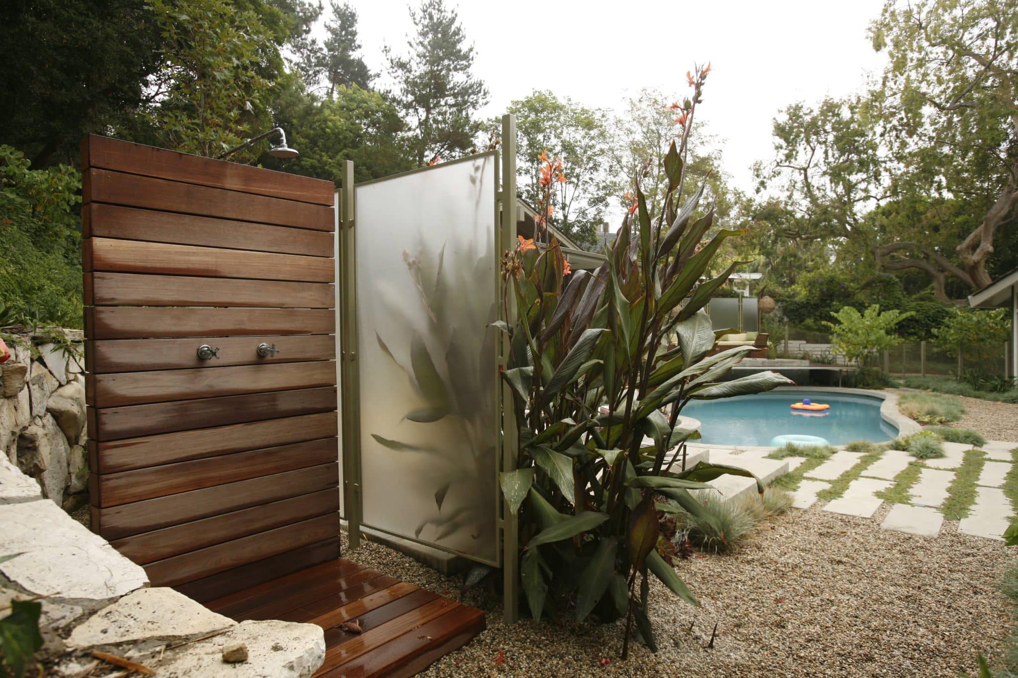 Shower Screens with Outdoor Landscape Design