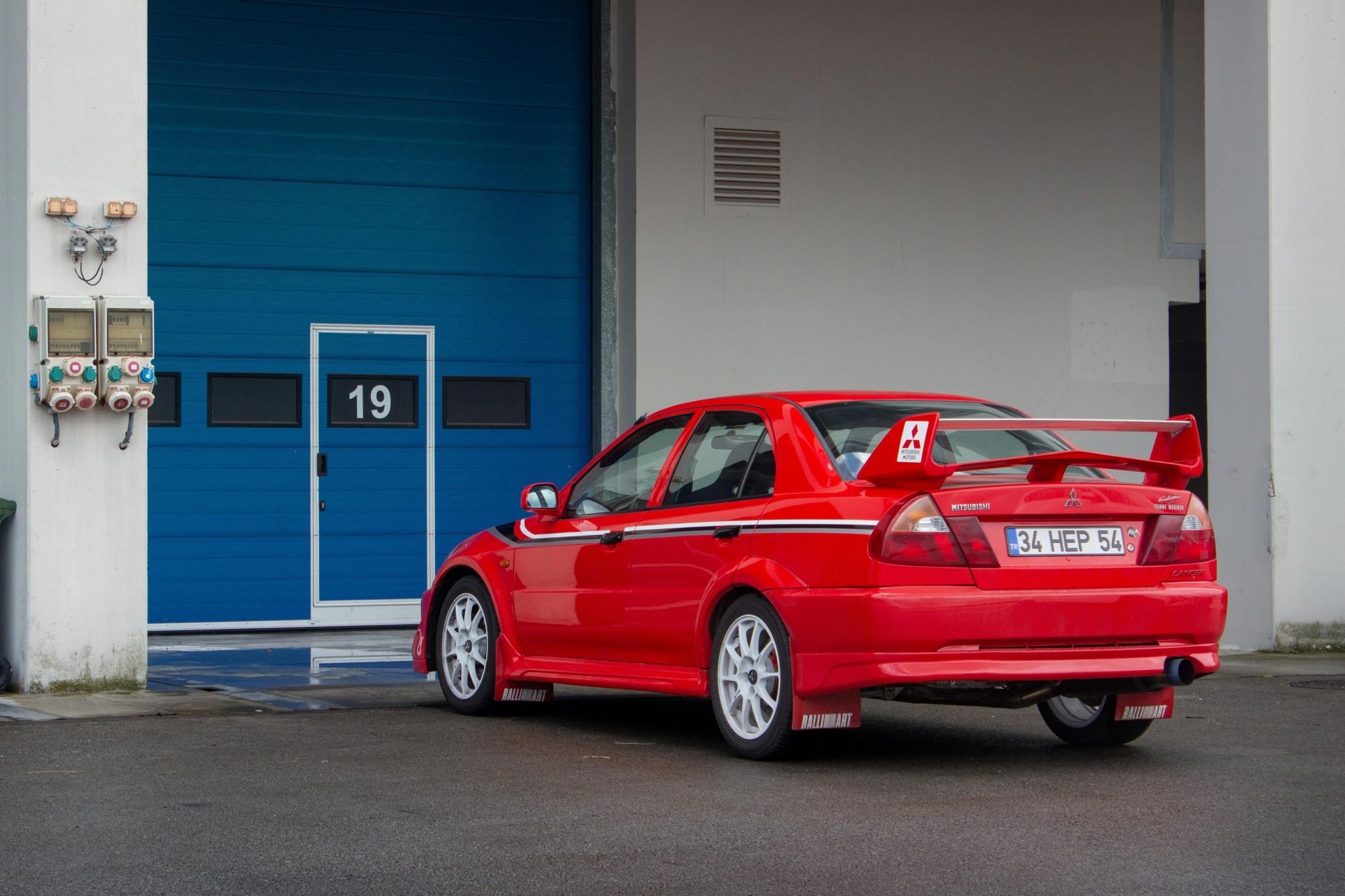 How Garage Car Lifts Maximize Space for Car Enthusiasts