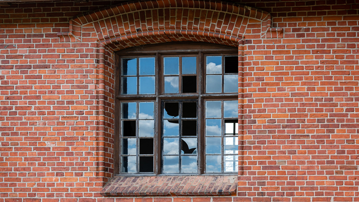 To Repair or Replace When a Window Is Broken: Ask These 3 Questions