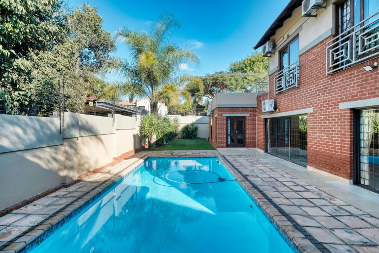 When to Replace Your Pool Fence