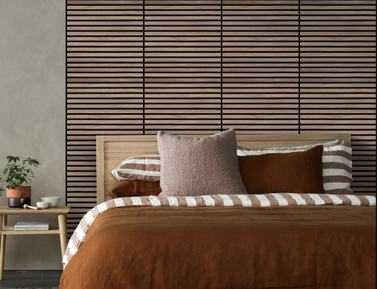 Warm Minimalism at Home: How Wood Transforms White Walls