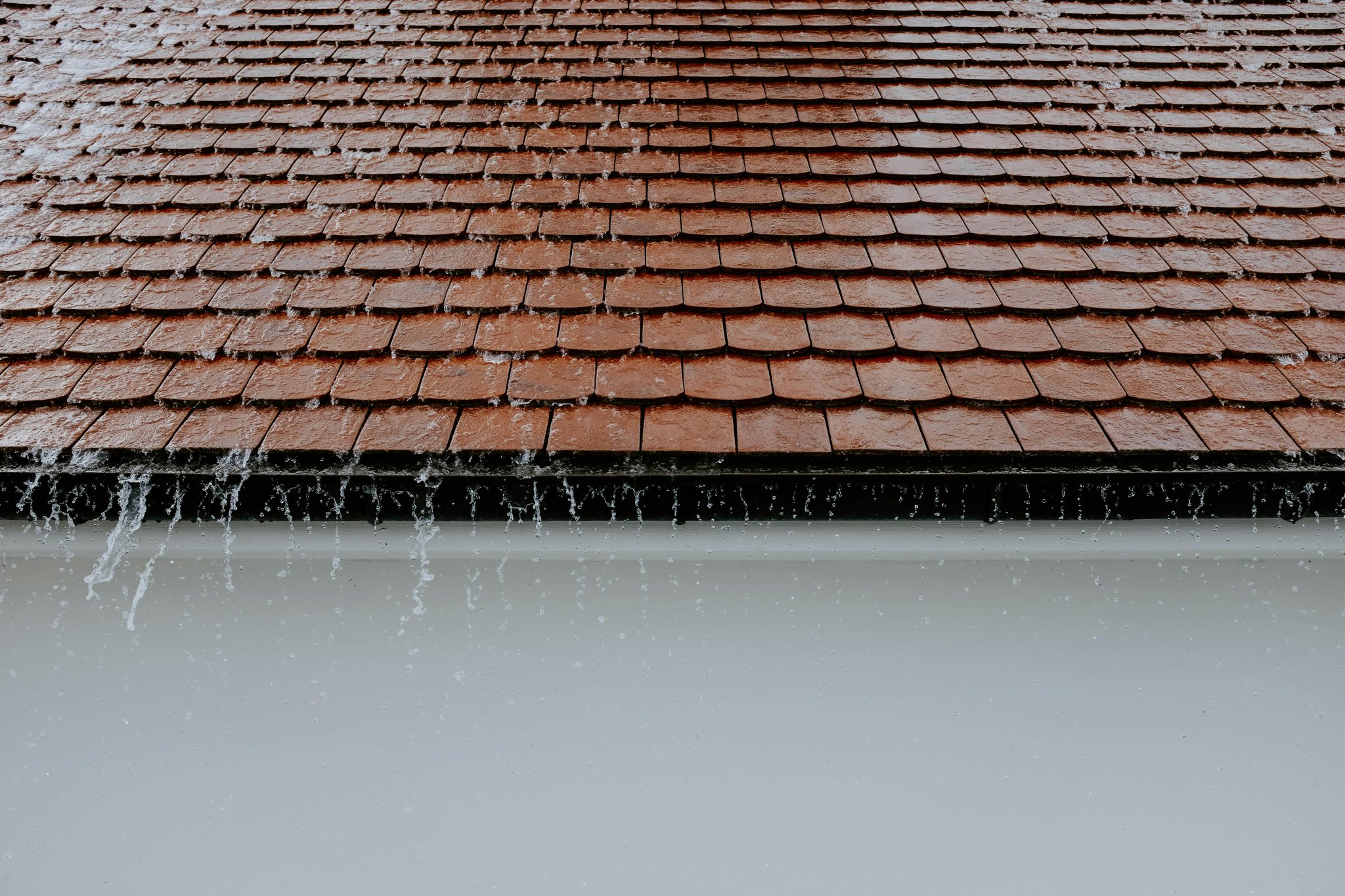 How to Maintain the Gutters of a Large Home