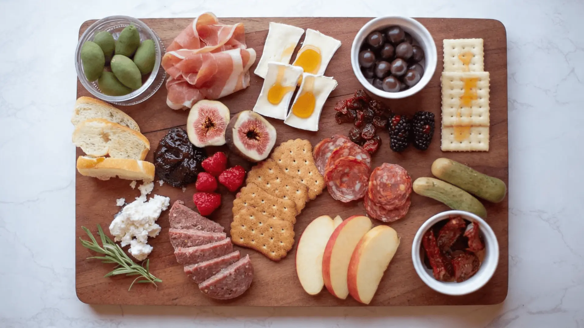A board with ready-to-eat snacks arranged neatly for a fast and simple party setup.