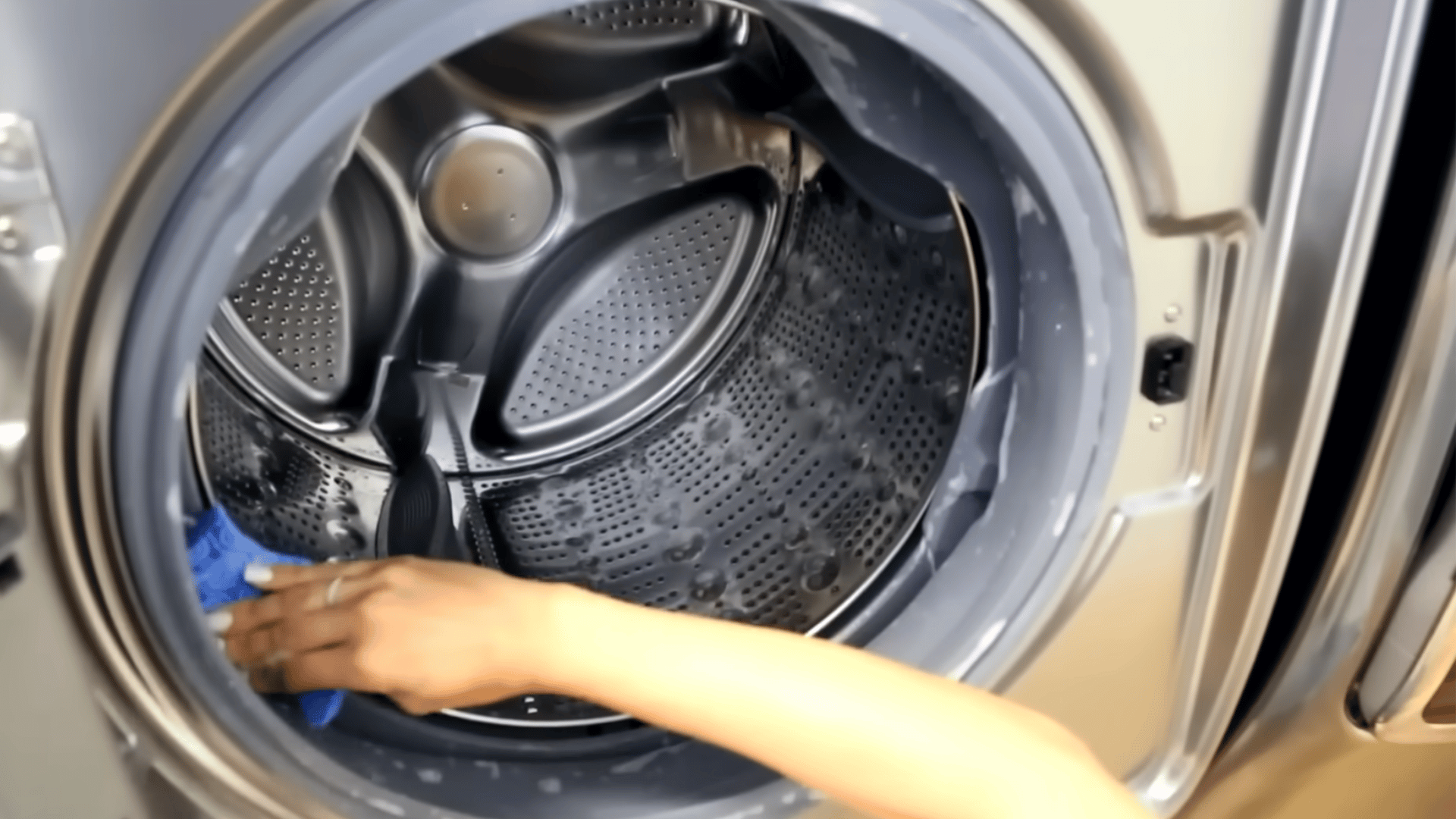 cleaning dirt out of the rubber door gasket seal of a washing machine