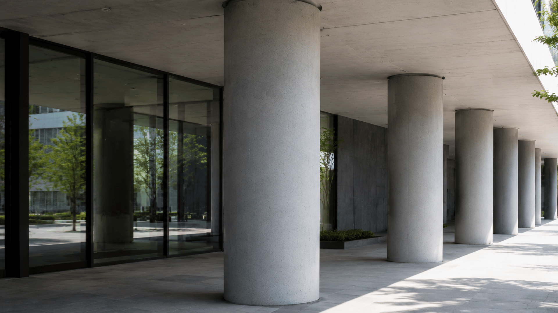 Modern round column with circular cross-section in a contemporary building interior